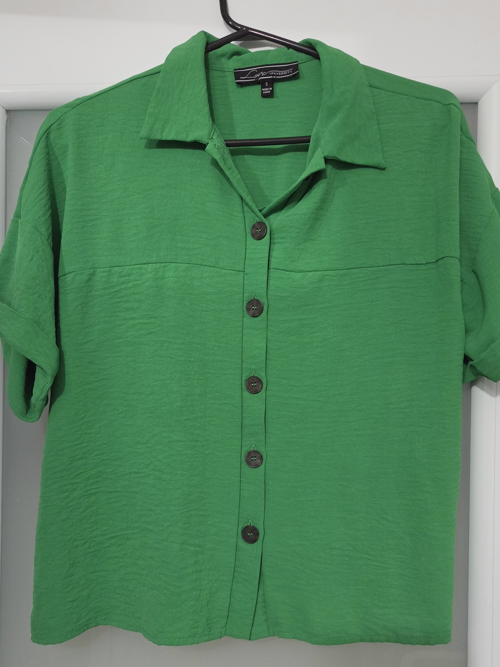 Cropped Button-Front Green Collared Blouse - Picture 2 of 5